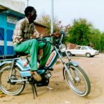 Bana bana sur le trottoire Petits et grands au travail